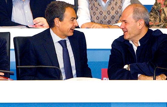 Zapatero anuncia una dr&aacute;stica bajada del IPC y planes para el empleo