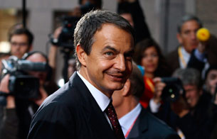 Ver v&iacute;deo  'Zapatero asiste a una cena de trabajo en Bruselas con los jefes de Estado y de Gobierno de la UE'