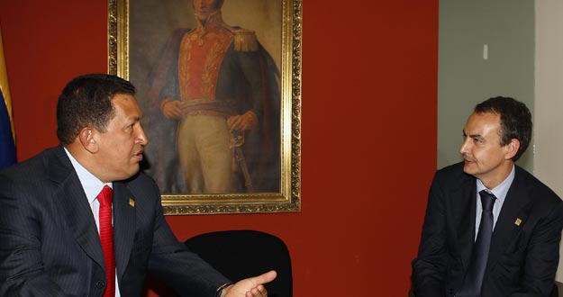 El jefe del Gobierno espa&ntilde;ol, Jos&eacute; Luis Rodr&iacute;guez Zapatero, conversa con el presidente de Venezuela, Hugo Ch&aacute;vez, en el encuentro mantenido durante la Cumbre de Lima.