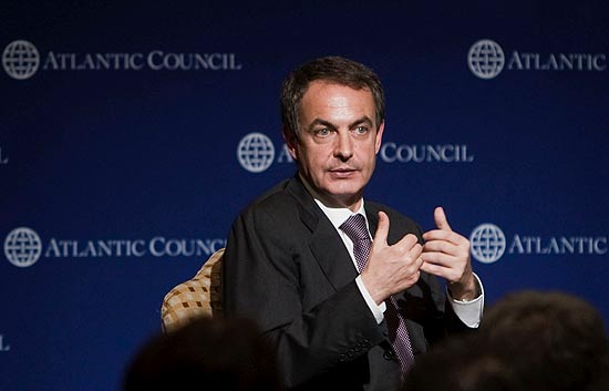 Zapatero defiende la fortaleza de la econom�a espa�ola