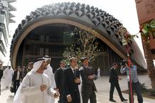 El presidente del Gobierno, Jos&eacute; Luis Rodr&iacute;guez Zapatero, durante la visita a Masdar City, el Centro Global de Futura Energ&iacute;a, en Abu Dabi.