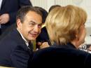 El presidente del Gobierno, Jos&eacute; Luis Rodr&iacute;guez Zapatero conversa con la canciller alemana, Angela Merkel, durante la cena de gala.