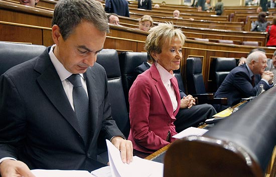 Zapatero no quiere hipotecar el futuro de las cuentas y Rajoy habla de "cat&aacute;strofe"