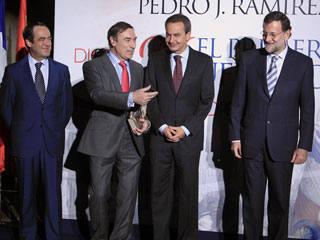 Ver v&iacute;deo  'Zapatero y Rajoy, en la presentaci&oacute;n de un libro de Pedro J. Ram&iacute;rez'