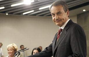 Ver v&iacute;deo  'Zapatero reitera su disposici&oacute;n a modificar la ayuda de los 420 euros'