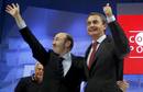 Zapatero y Rubalcaba recibiendo el apoyo de sus compa&ntilde;eros