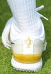 La parte trasera de la zapatilla de Federer con la copa y el n&uacute;mero cinco simbolizando sus victorias en Wimbledon.