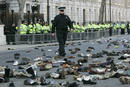 Manifestantes contra el bombardeo sobre Gaza tiran zapatos ante la residencia del Primer Ministro brit&aacute;nico. (03/01/09)