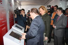 El director de RNE, Benigno Moreno, acompa&ntilde;a a la presidenta de Arag&oacute;n, Luisa Fernanda Rudi, en su visita a la exposici&oacute;n.