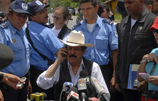 Zelaya, criticado por su viaje a Honduras