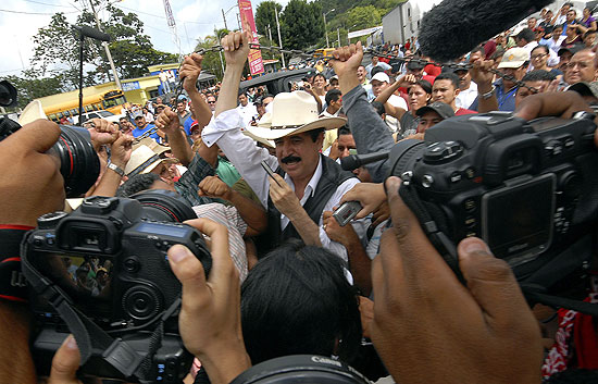 Zelaya vuelve a la frontera de Honduras