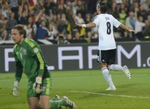 &Ouml;zil ofreci&oacute; su mejor versi&oacute;n a Alemania, para la que marc&oacute; un doblete