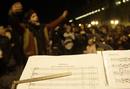 Ir a Fotogaleria &nbsp;Miles de personas celebran la marcha de Berlusconi