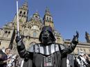 Ir a Fotogaleria &nbsp;Aficionados celebran en la Plaza del Obradoiro el 30 aniversario de "El imperio contrataca"