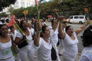 Ir a Fotogaleria &nbsp;Partidarios del r&eacute;gimen cubano, contras las Damas de Blanco