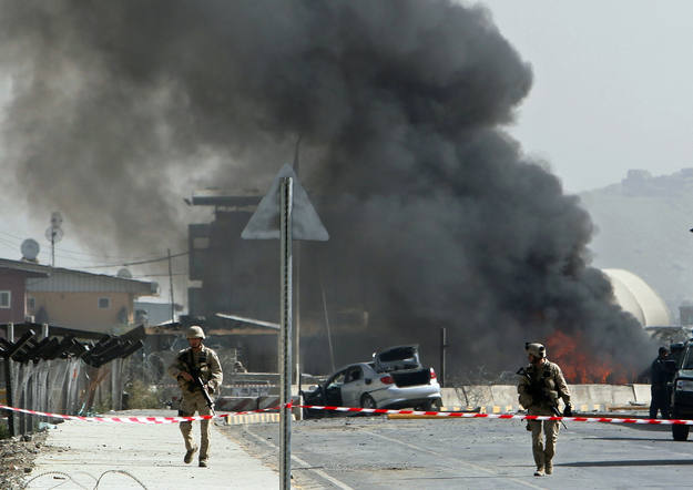 Ir a Fotogaleria &nbsp;Ataque suicida en la base de la OTAN en Kabul