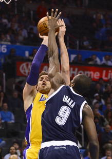 Los españoles Pau Gasol y Serge Ibaka se enfrentan en el partido entre Los Angeles Lakers y Oklahoma City Thunder