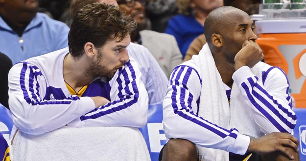 Pau Gasol (izquierda) y Kobe Bryant (derecha), observan la derrota de Los Angeles Lakers ante Oklahoma City Thunder