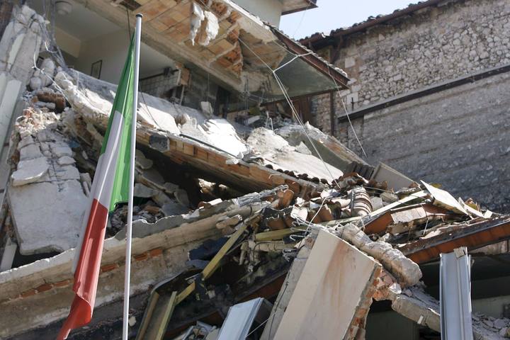 http://img.irtve.es/imagenes/bandera-italia-junto-edificio-reducido-escombros/1239022363534.jpg