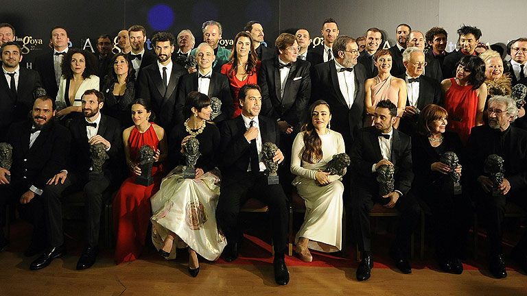 'Blancanieves' arrasa en los Goya con 10 premios, y Bayona se lleva el de director