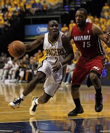 Darren Collison, de los Indiana Pacers, ante Mario Chalmers, de los Miami Heat.