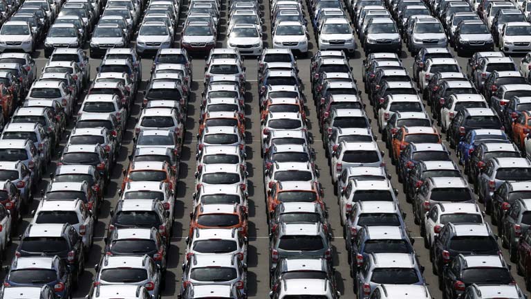 Competencia abre expediente a empresas y concesionarios de coches por fijar precios