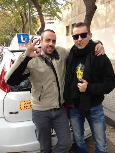 Foto de Jorge Lorenzo junto a su profesor de autoescuela