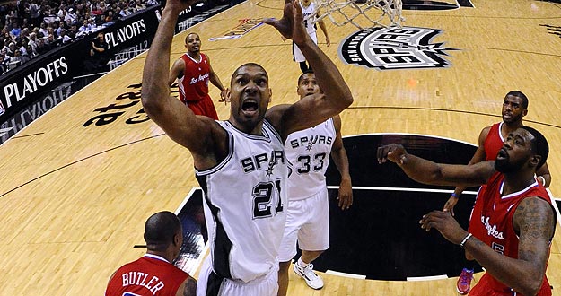 El jugador de los Spurs Tim Duncan (c) machaca ante los Clippers.