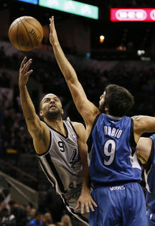 El base español Ricky Rubio, de Minnesota Timberwolves, defiende al base francés de San Antonio Spurs, Tony Parker