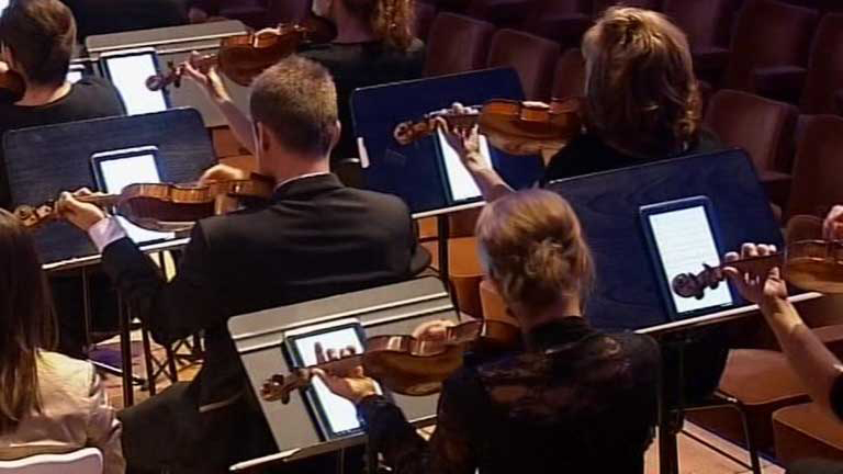 La Orquesta Filarmónica de Bruselas cambia las partituras por tabletas