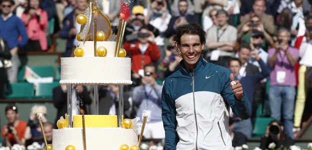 Rafa Nadal recibe una tarta gigante de cumpleaños de parte de la organización de Roland Garros